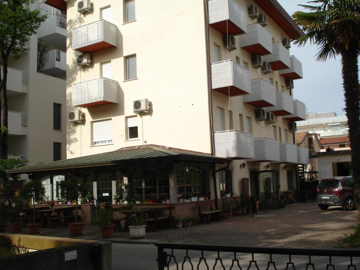 La Quercia Otel Lignano Sabbiadoro Dış mekan fotoğraf